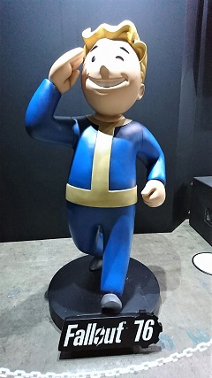 今年新作が発表されるFalloutのマスコットキャラクター「Vault-boy」、会場にいた時は「Pip-boy」と間違えて呼んでました・・・・・・。