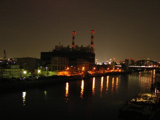 [タービン棟の灯りが消えた春日出発電所]