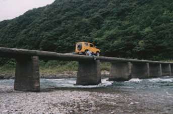 車じゃなくて、橋と清流がすごいのよん。