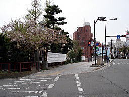 新町橋たもとの小公園