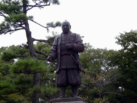 岡崎城の徳川家康像