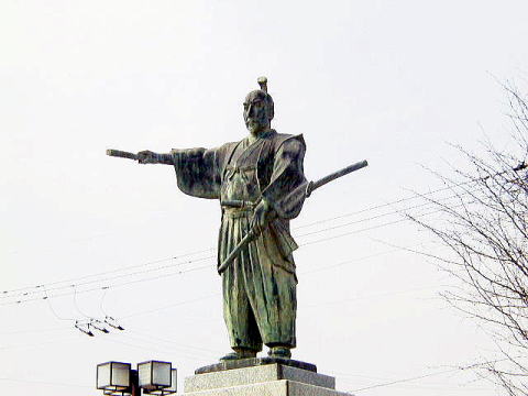 安土駅前の織田信長像