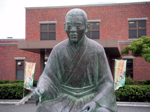 野口雨情像