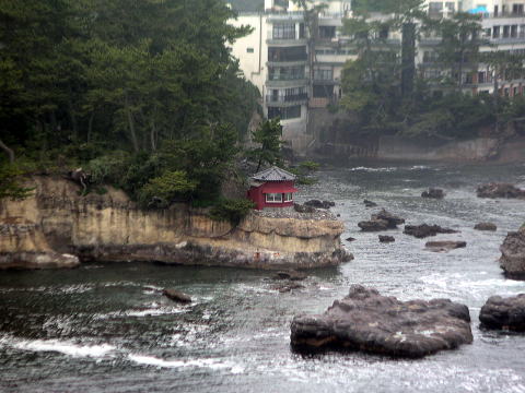 五浦岬公園から見た六角堂